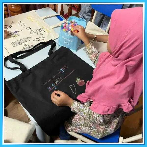 Murid Al Hidayah Preschool Bangsar menjalankan aktiviti seni dan kraf